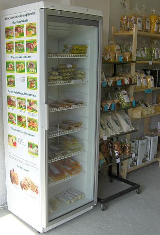 Produkte im Laden: Kühlschrank für Fleisch- und Käsealternativen